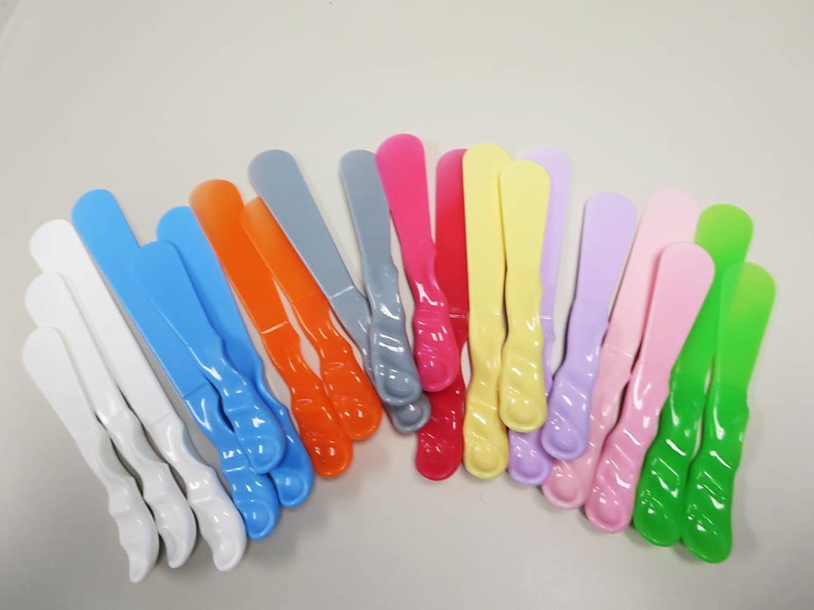 ValuBran Disposable Ergonomic Plastic Spatulas